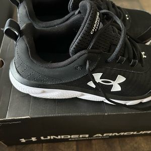 Under Armour woman’s Size 10.5 Charged Assert Running Shoe Black/White